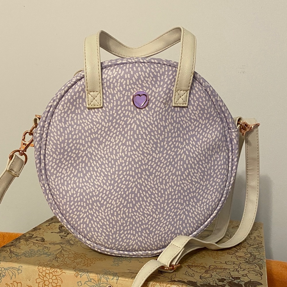 Design Love Fest Cream-Trim Lilac Heart Round Crossbody Bag, minimal wear